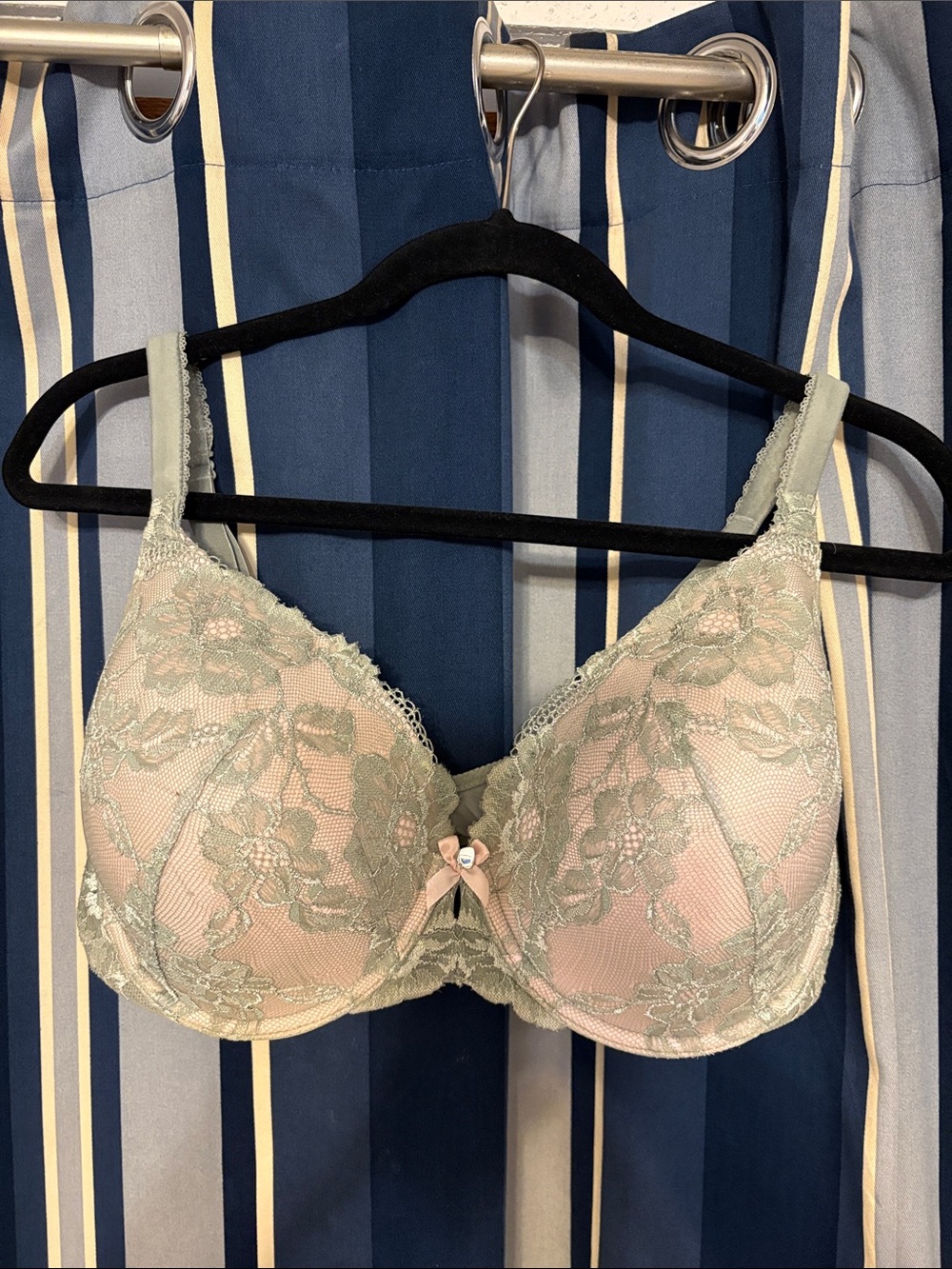 Victoria’s Secret lacy green bra, 40DD